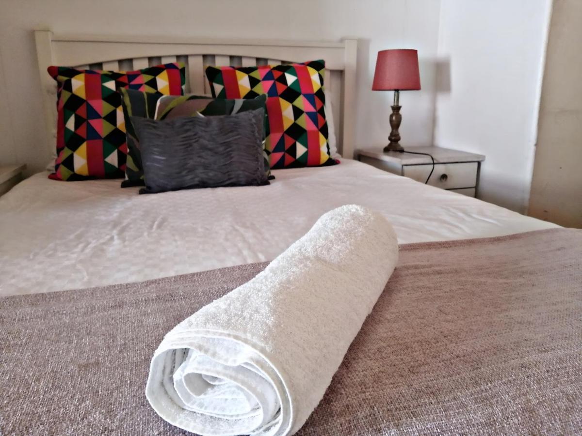 Suzie'S Coffee Shop Accommodation Белвилл Экстерьер фото